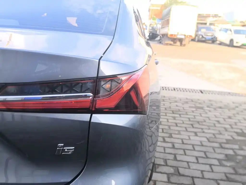 Фото 8 - Roewe i5