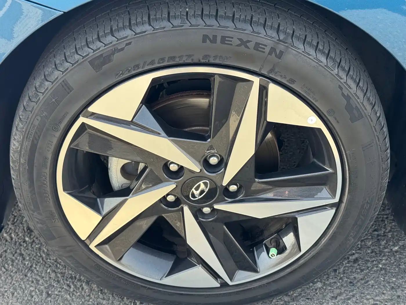 Hyundai Elantra 2022 1.5L CVT LUX Premium Edition фото 3