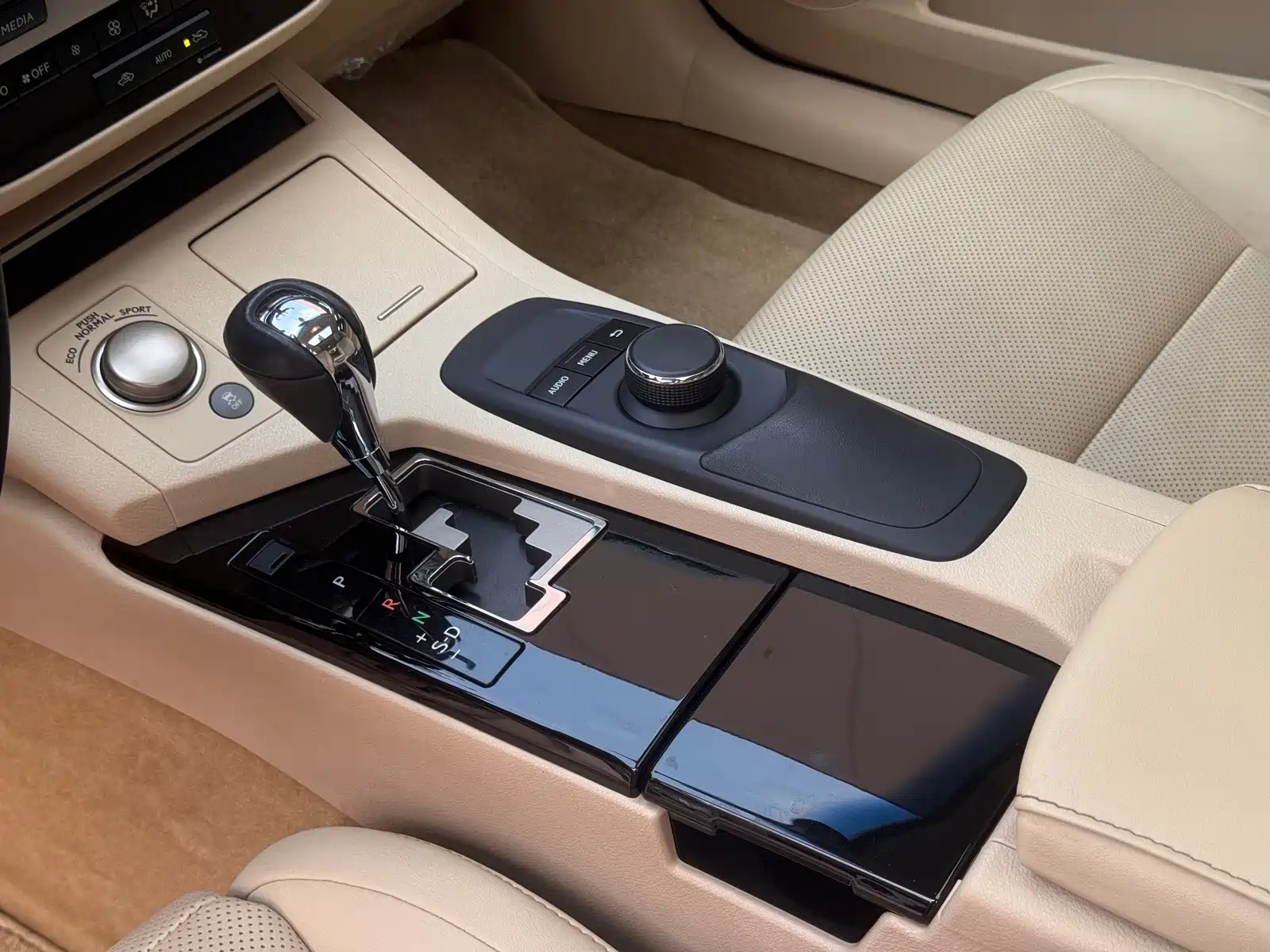 Фото 9 - Lexus ES