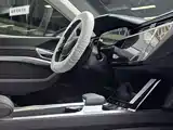 Photo 12 - Audi e-tron