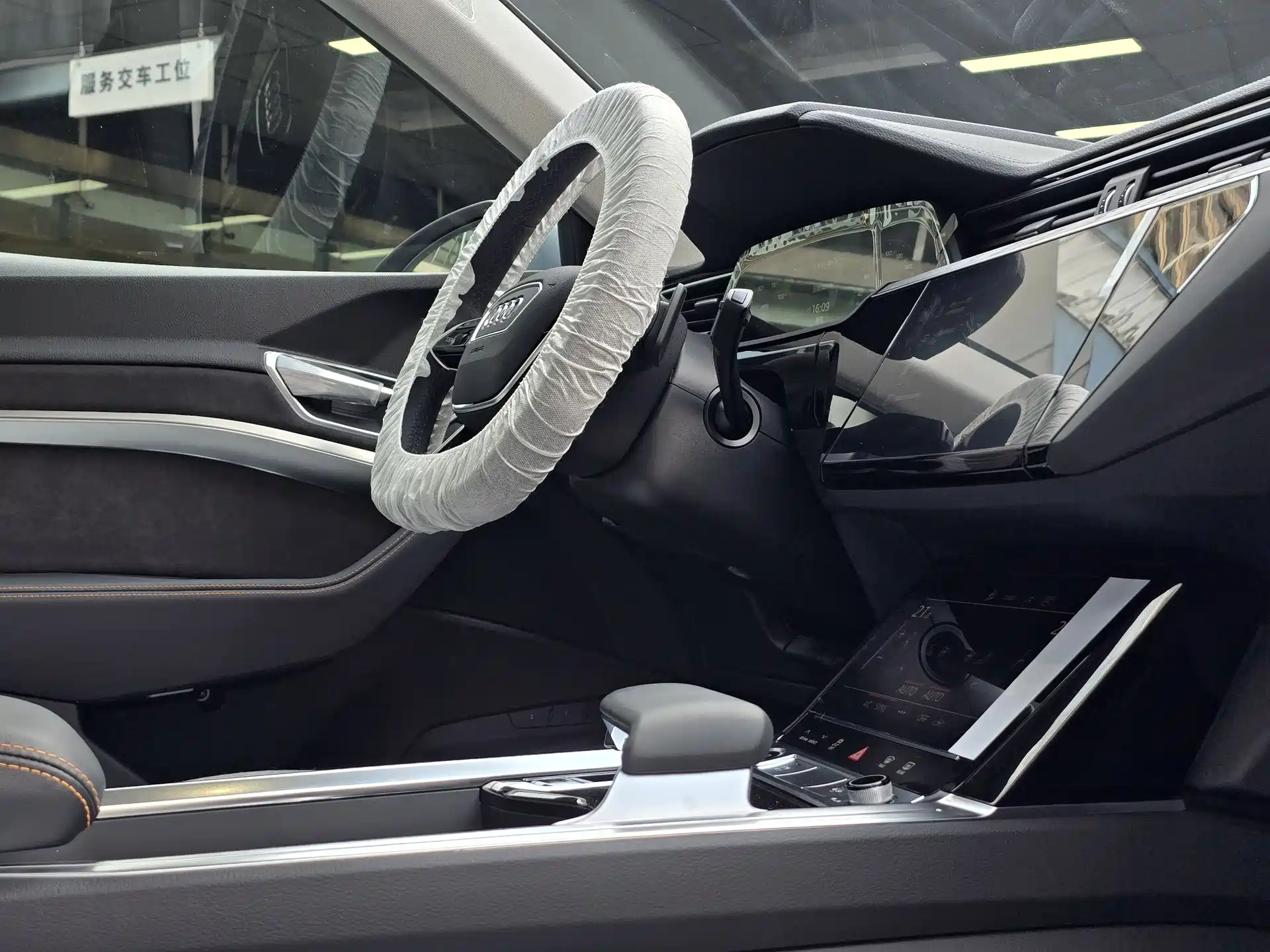 Photo 12 - Audi e-tron