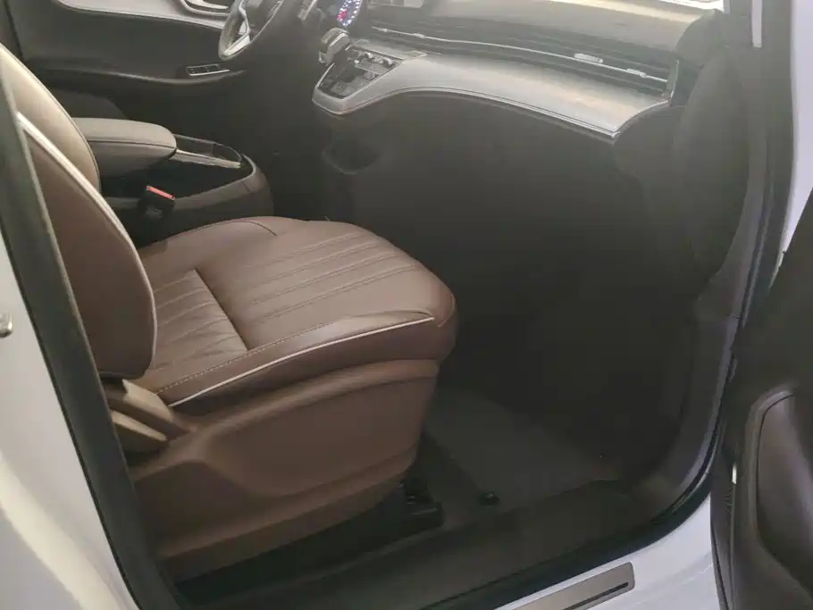 Фото 8 - Roewe iMAX8