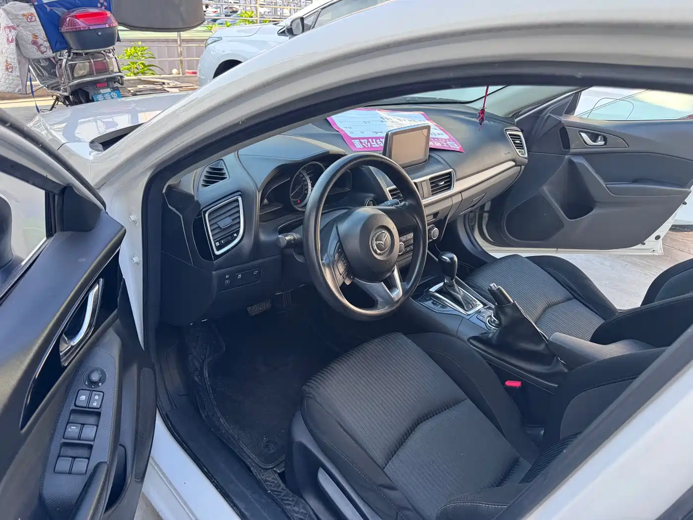 Mazda Mazda3 Axela 2014 Hatchback 1.5L Automatic Luxury фото 7