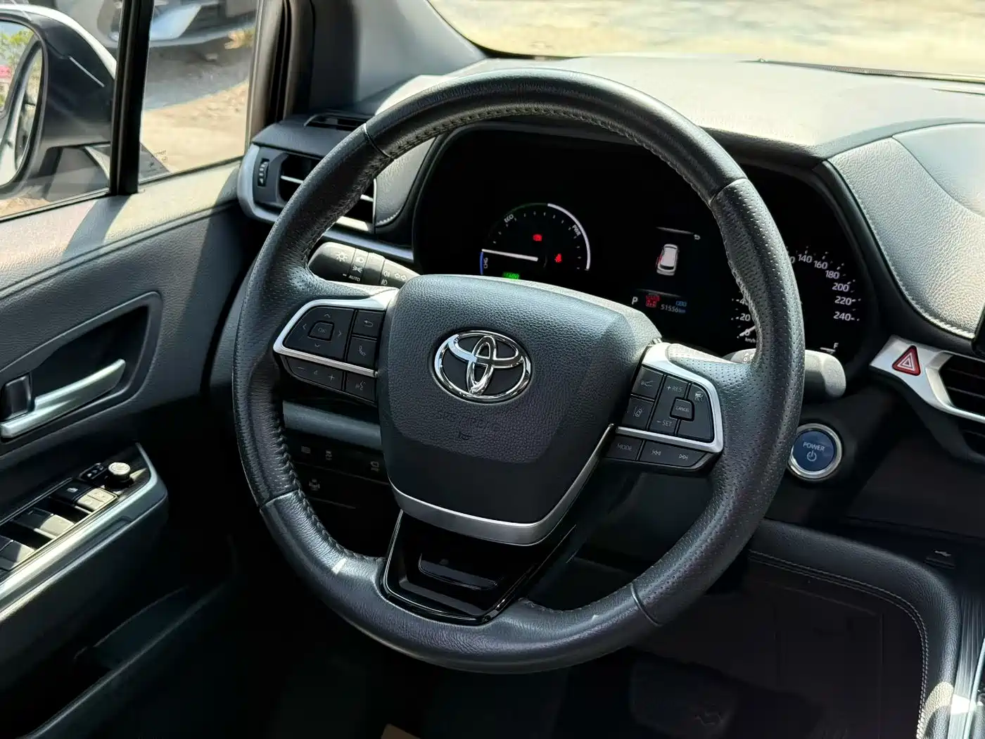 Toyota Sienna 2023 2.5L Hybrid Premium Edition фото 2