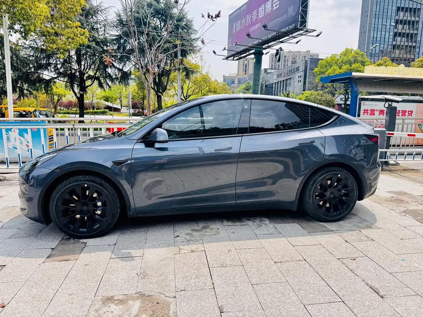 TESLA MODEL Y