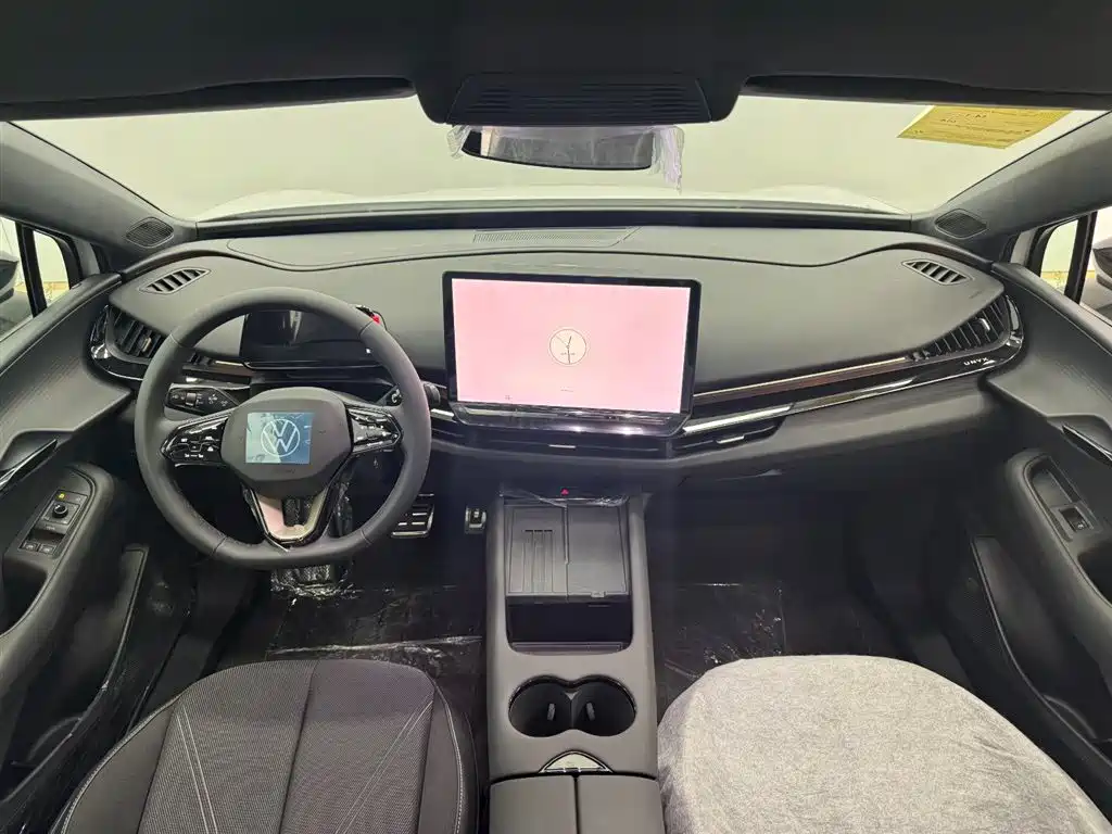 VOLKSWAGEN WITH THE CROWD 06