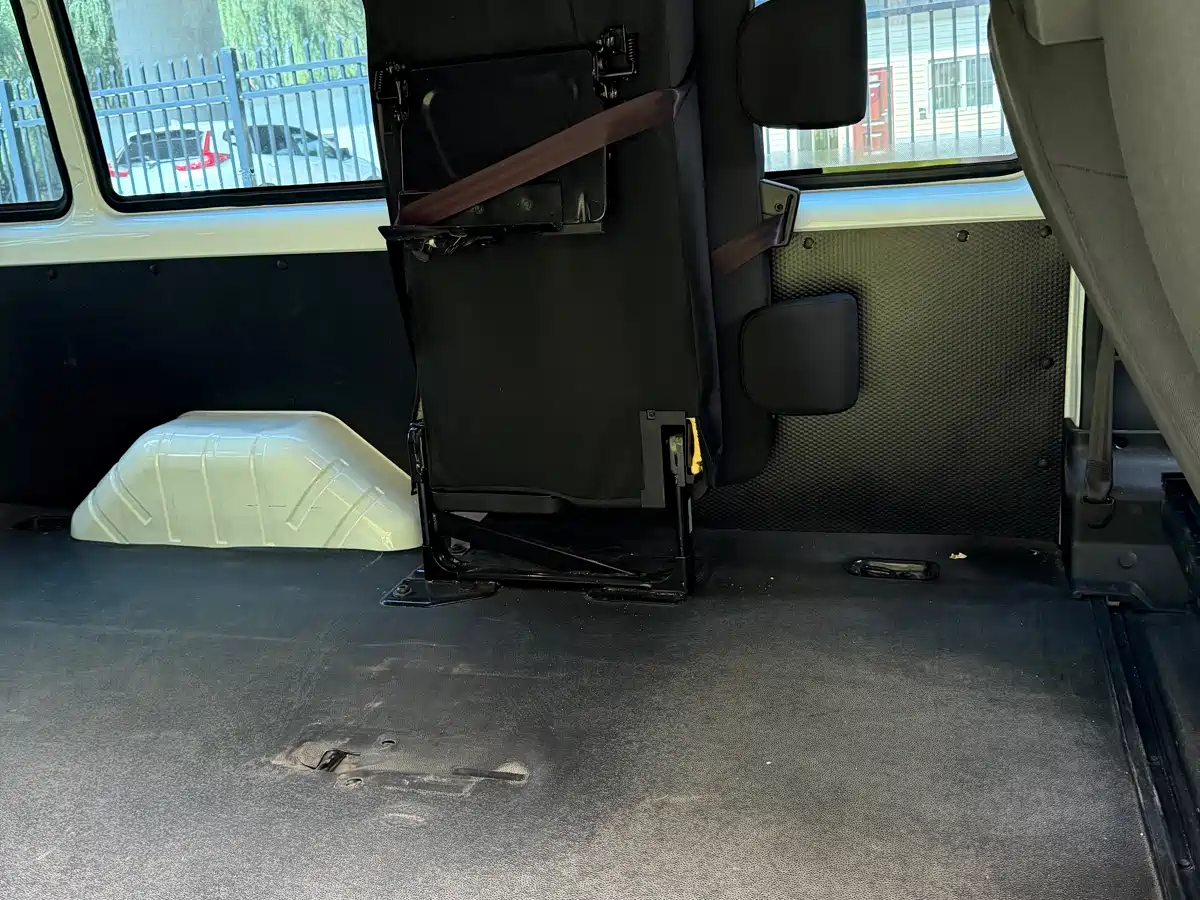 Jiangling JMC Fushun 2025 2025 Model 2.0T 8AT Diesel Short Wheelbase Medium Roof Commercial MPV 5/6 Seats