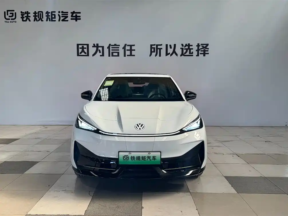 VOLKSWAGEN WITH THE CROWD 06