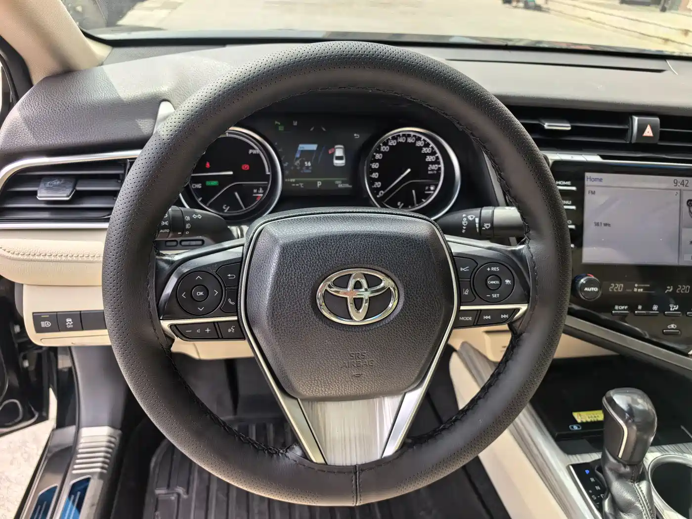 Toyota Camry 2018 Hybrid 2.5HG Luxury Edition фото 12