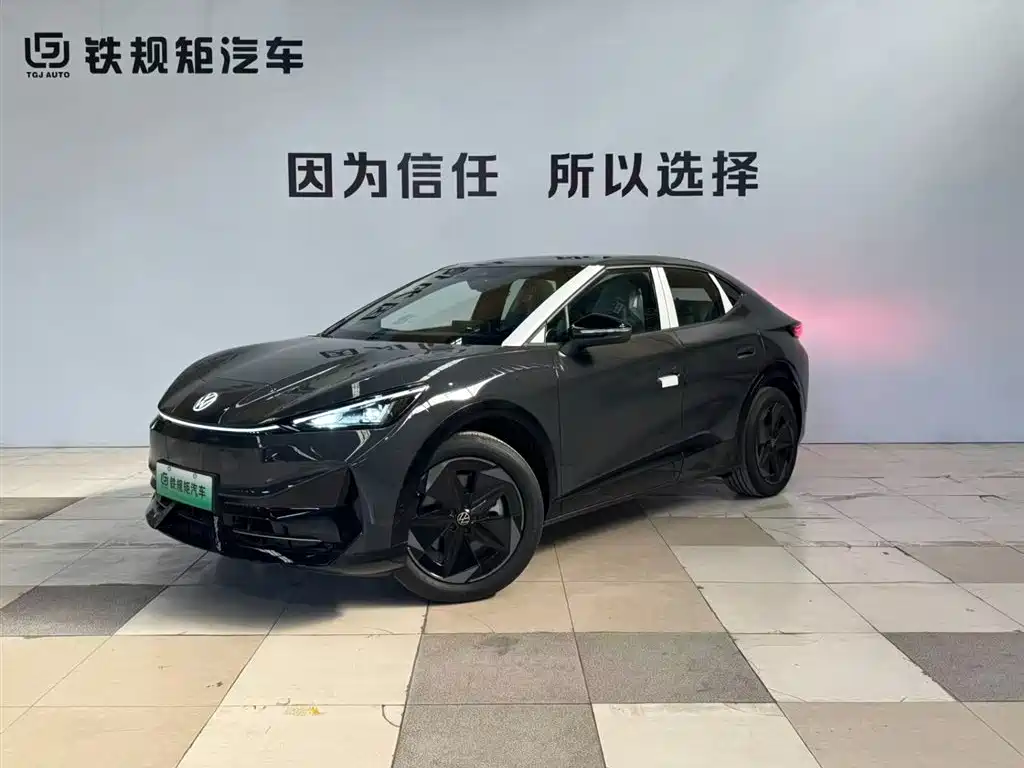 VOLKSWAGEN WITH THE CROWD 06