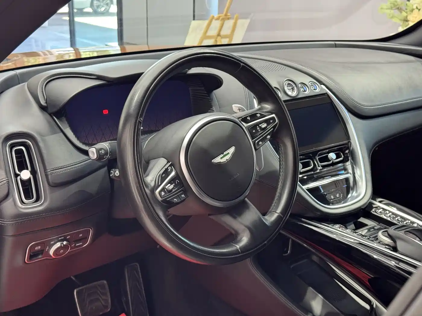 ASTON MARTIN DBX