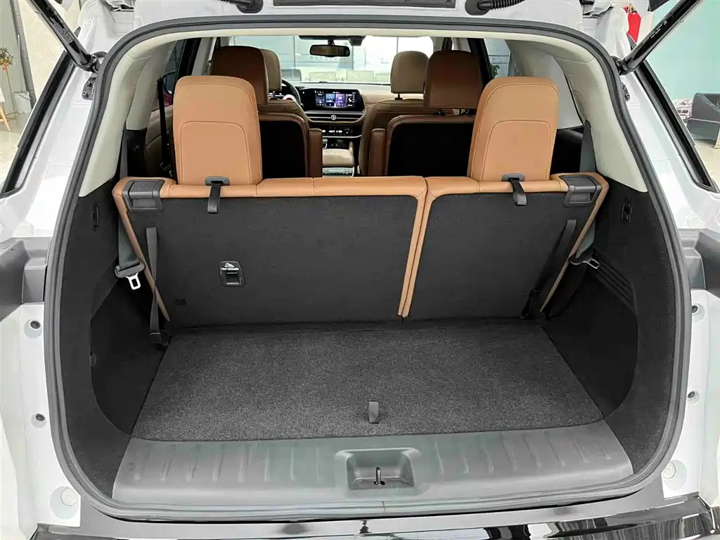 NISSAN EXPLORING THE LAND