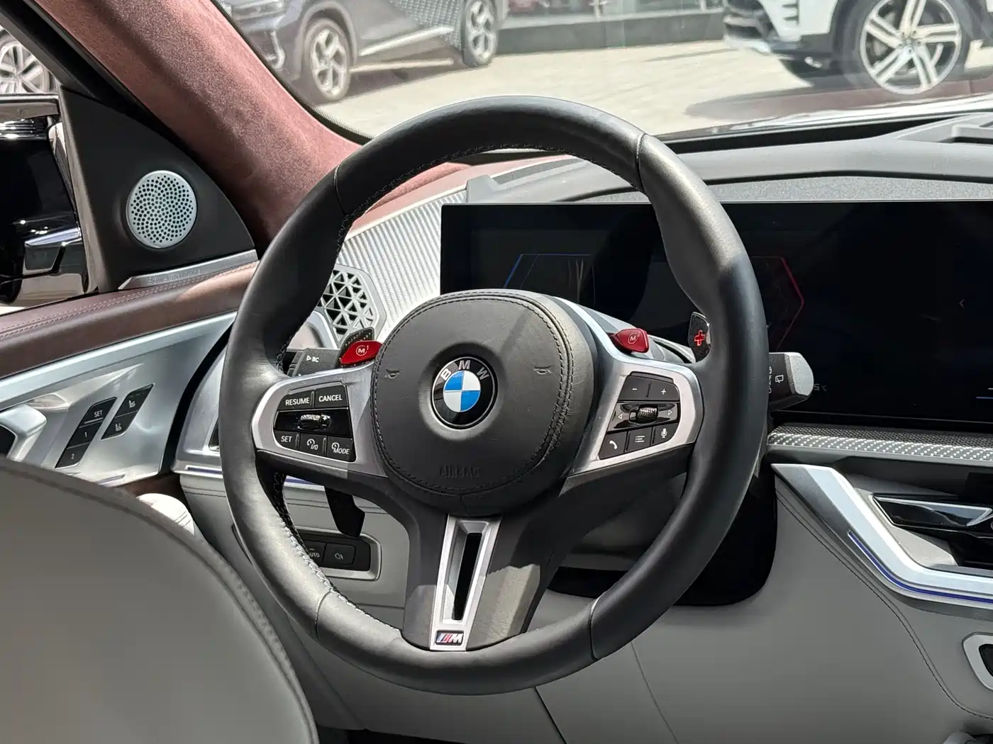 BMW XM 2023 50e фото 13