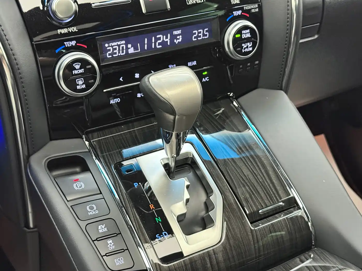 Lexus LM 2020 300h Seven-Seater Elegance Edition фото 17