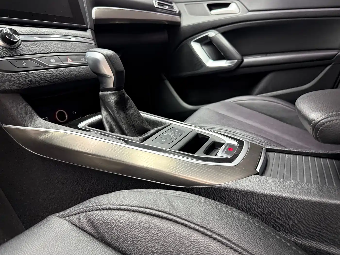 Peugeot 408 2015 Model 1.2T Automatic Luxury Edition фото 7