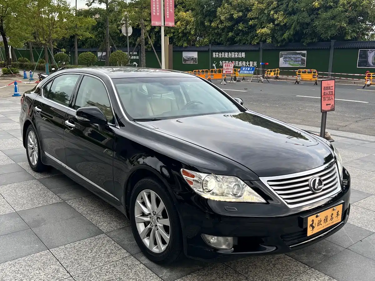 Фото 3 - Lexus LS