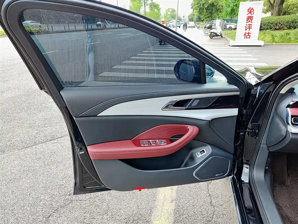 Hongqi H5 2025 1.5T DCT Flag Rhythm 500,000 Units Memorial Edition фото 6
