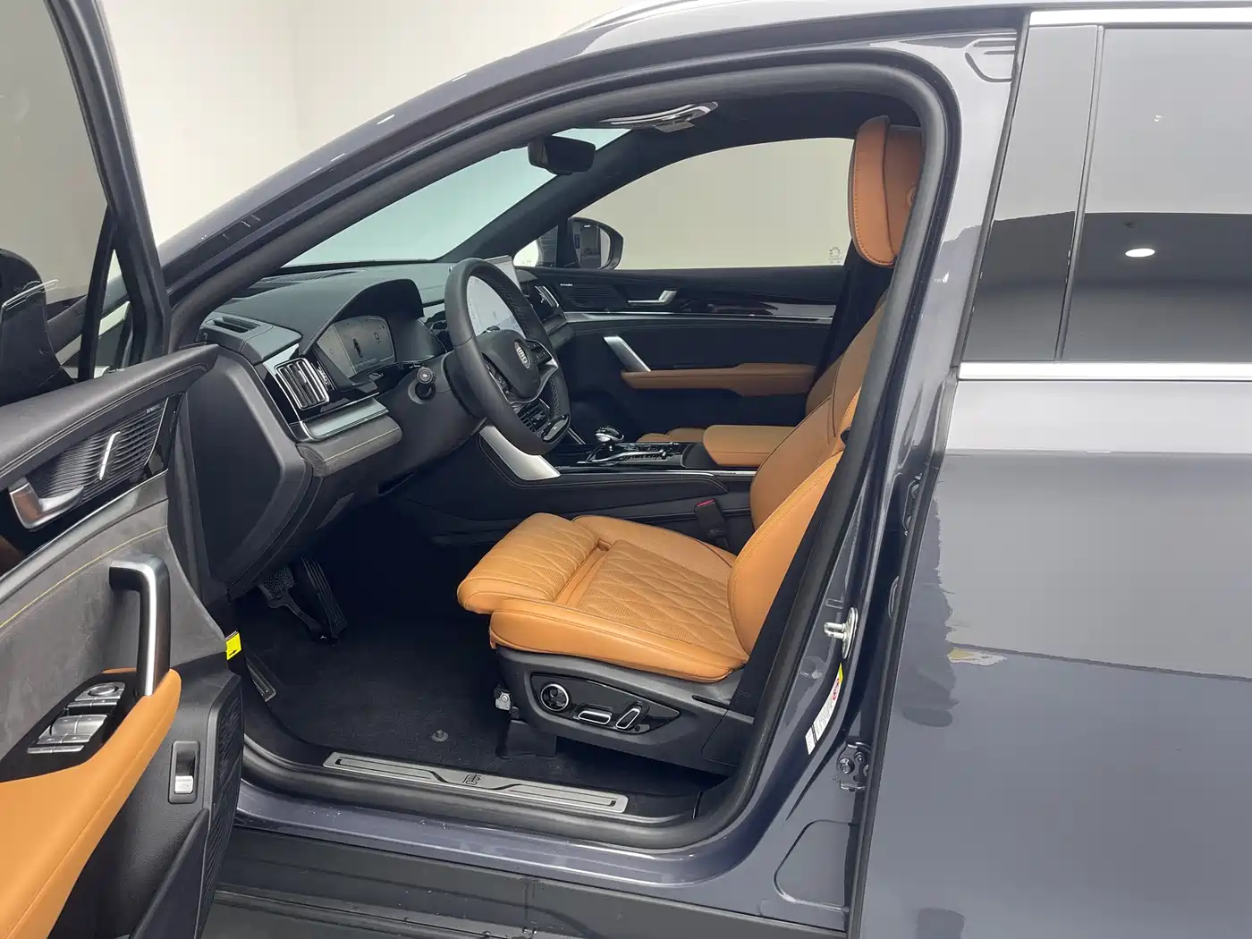 BYD Tang New Energy 2023 Model DM-i Champion Edition 112KM Deluxe фото 16