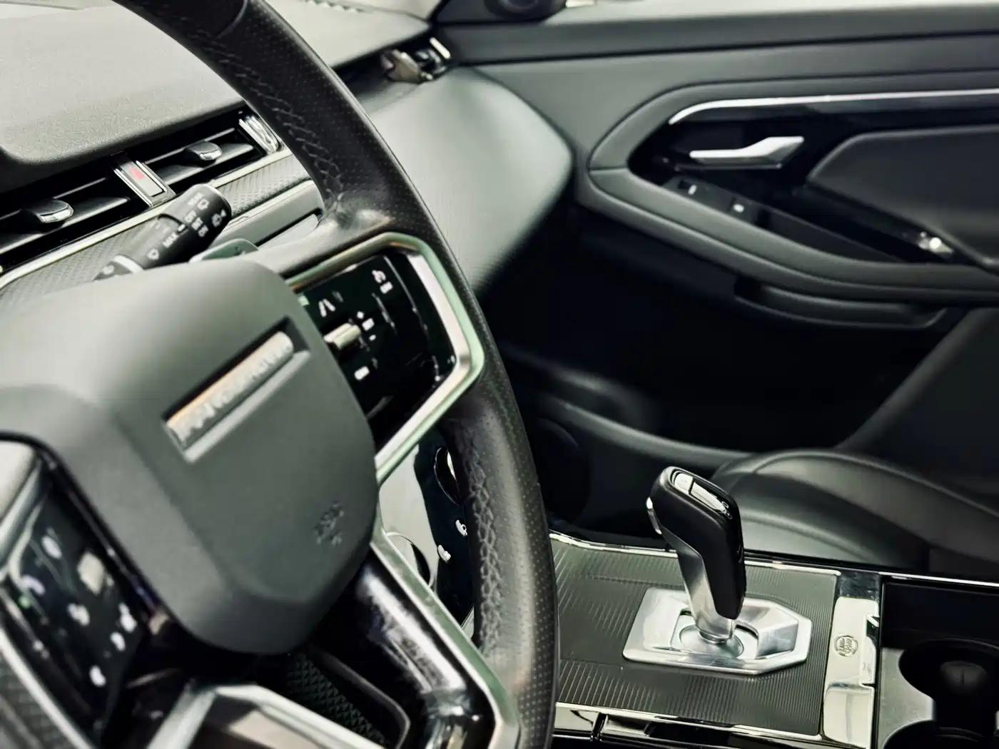 Land Rover Range Rover Evoque 2024 Range Rover Evoque L 200PS Glowing Elegance Edition фото 12