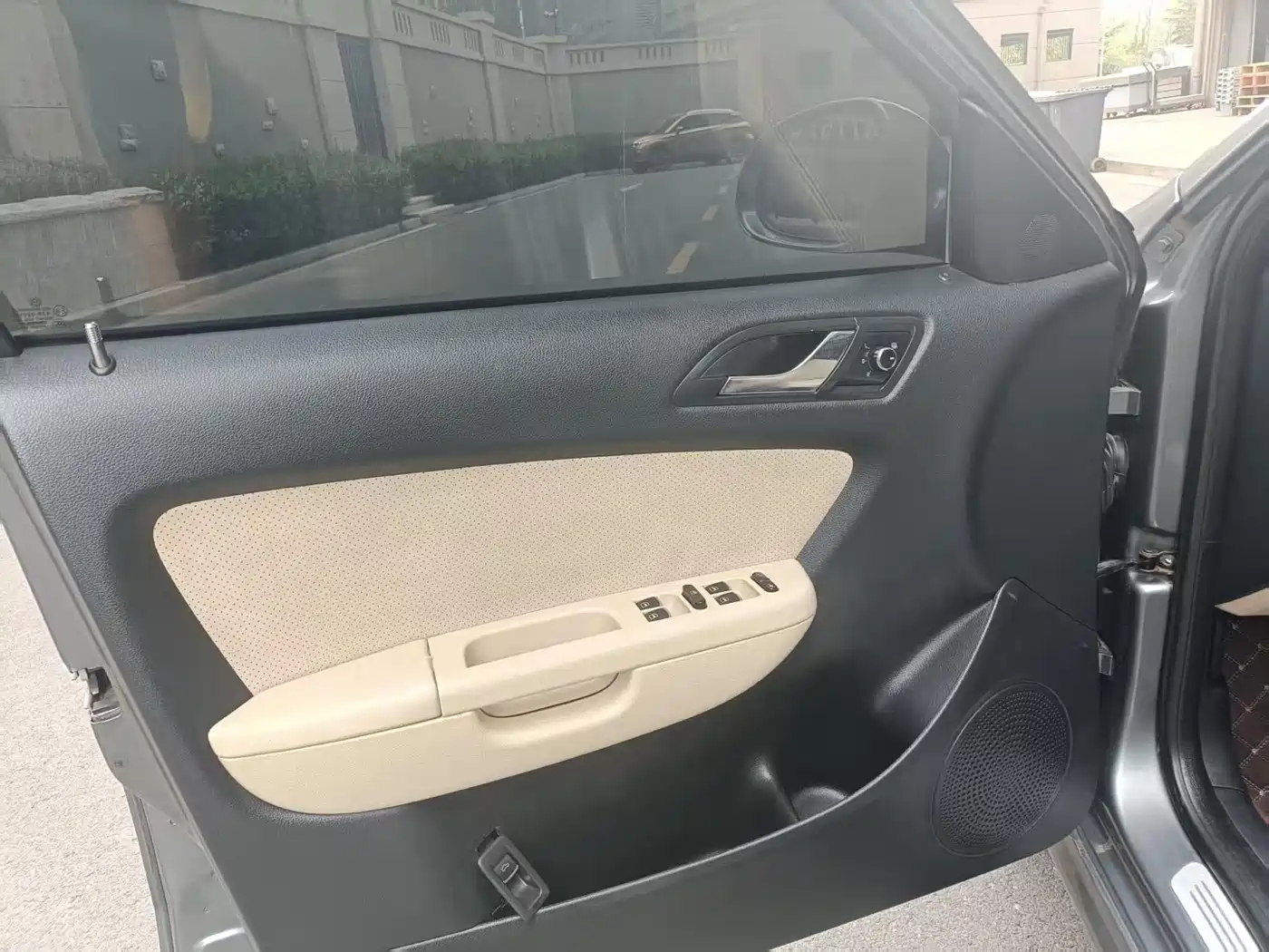 Volkswagen Lavida 2011 1.6L Automatic Pinxuan Edition фото 4