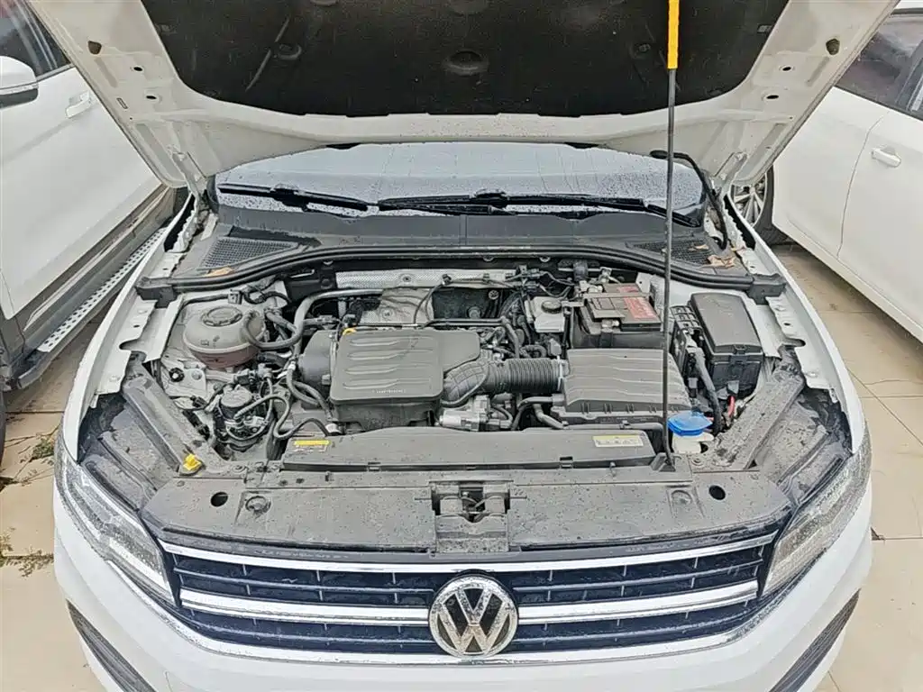 VOLKSWAGEN BORA