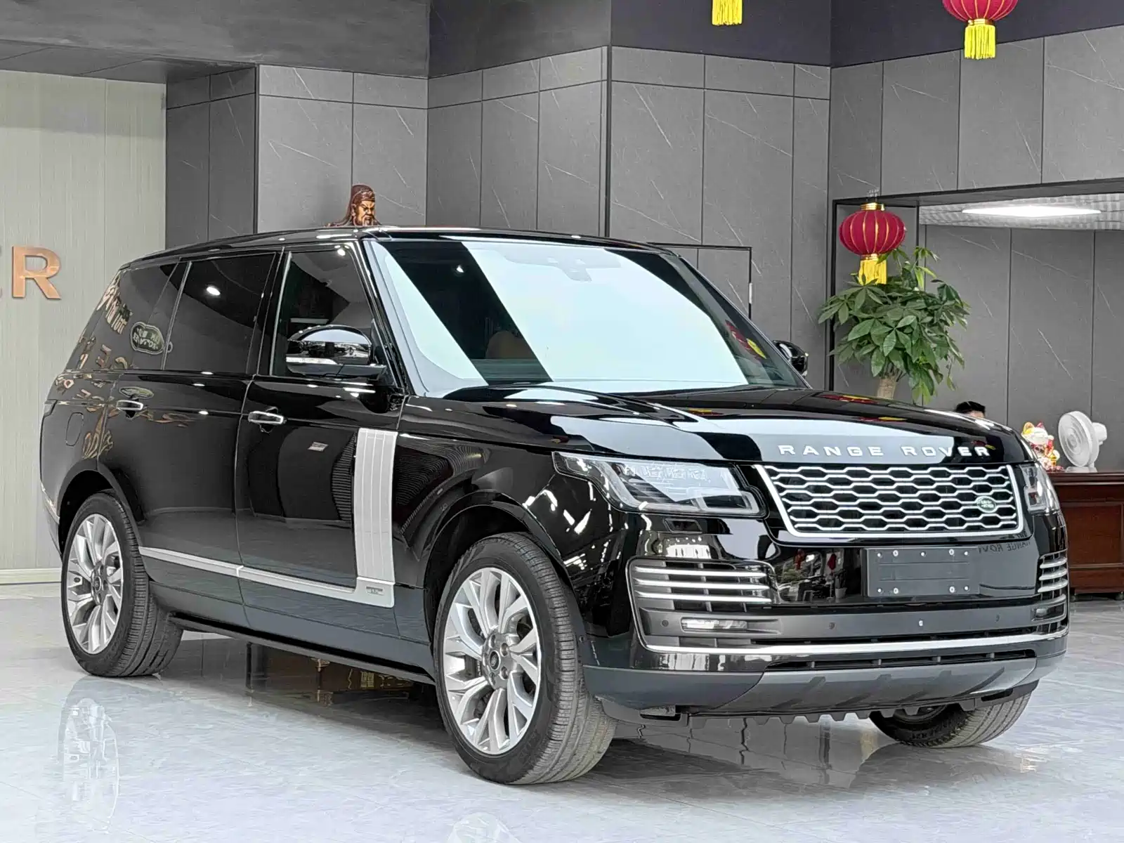 Photo 3 - Land Rover Range Rover