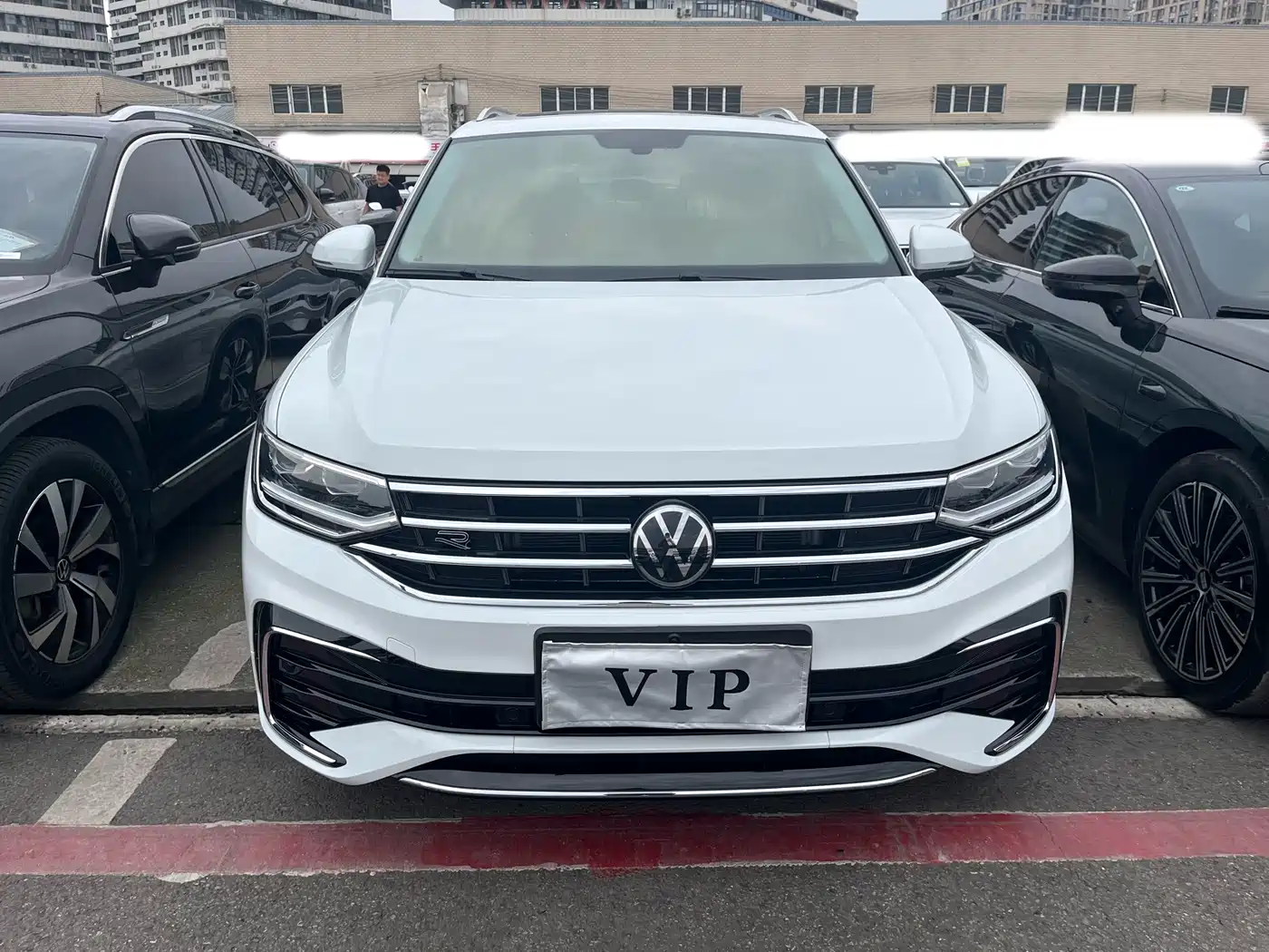 Volkswagen Tiguan L 2024 330TSI Automatic 2WD R-Line Premium Enjoyment Edition фото 2