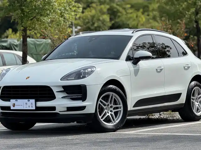PORSCHE MACAN