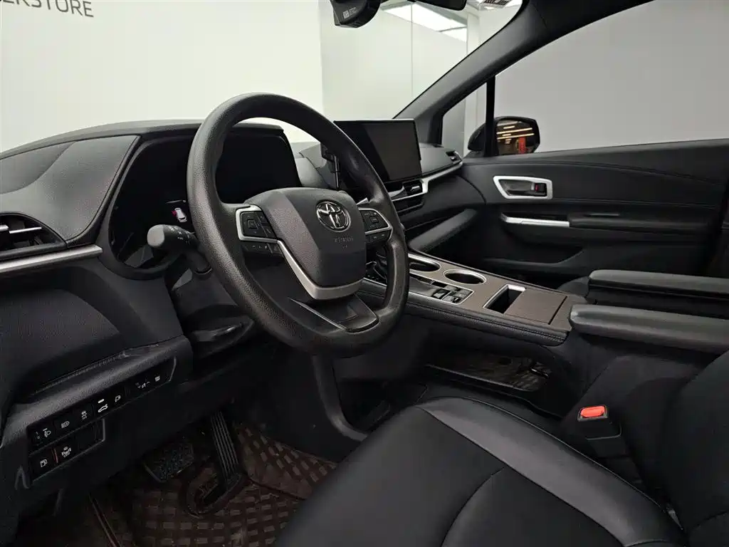 Toyota Granvia 2024 2.5L Hybrid Luxury фото 6