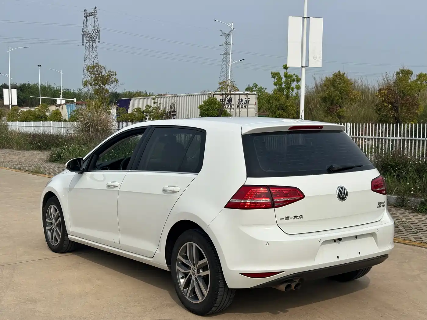 VOLKSWAGEN GOLF