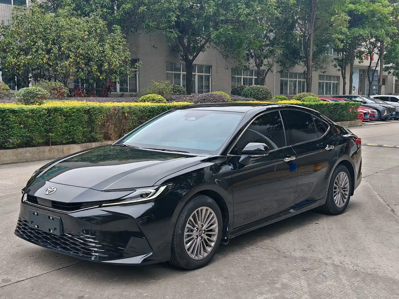 Фото 1 - Toyota Camry