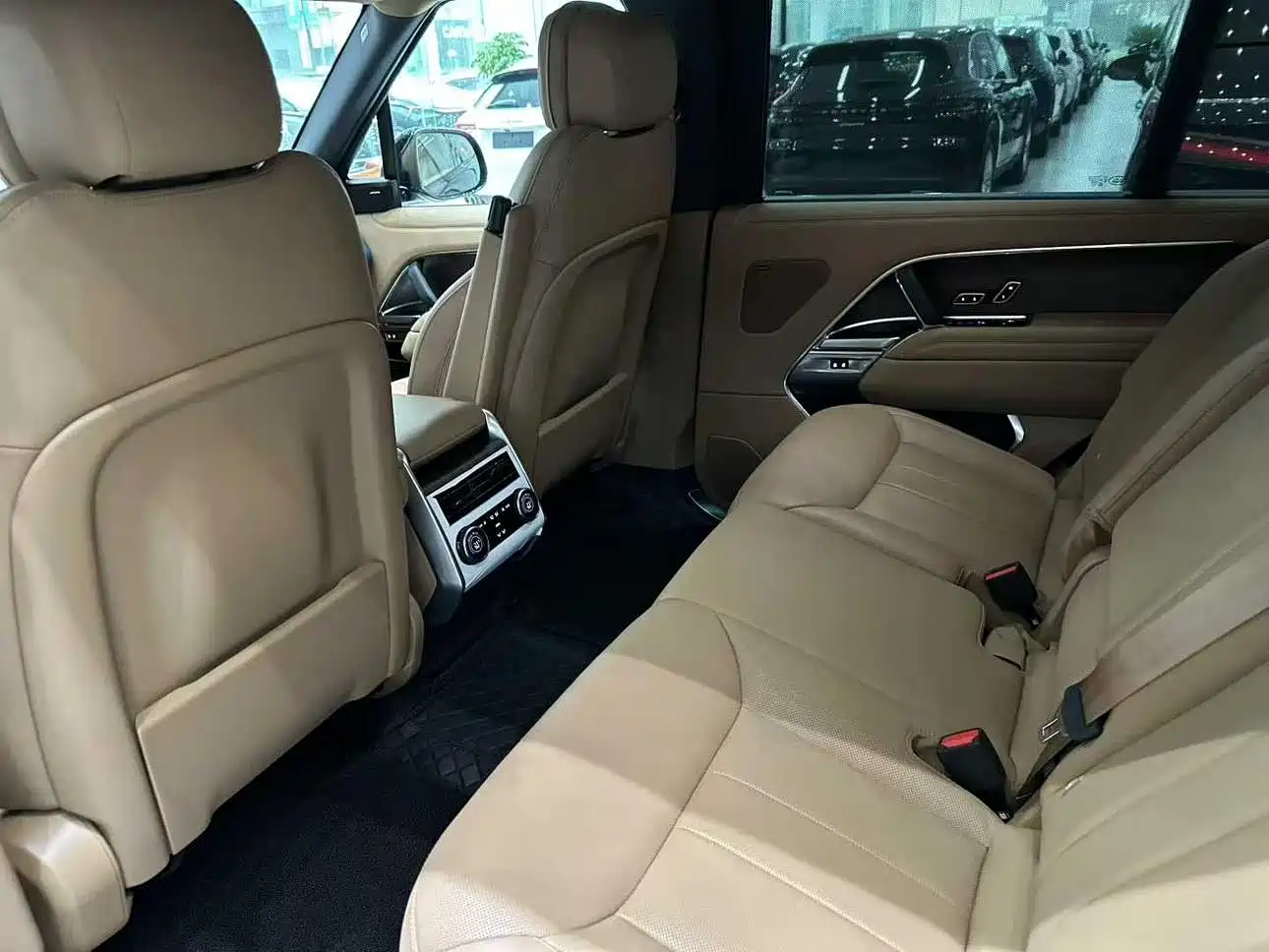 Land Rover Range Rover 2026 Model 3.0 L6 400PS SE Long Wheelbase Version фото 4