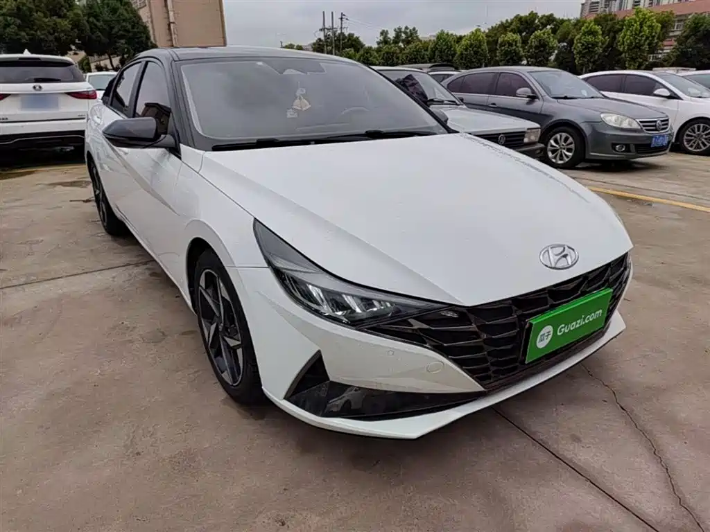 Hyundai Elantra 2022 1.5L CVT LUX Premium Edition фото 4