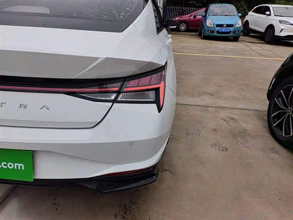 Hyundai Elantra 2022 1.5L CVT LUX Premium Edition фото 8