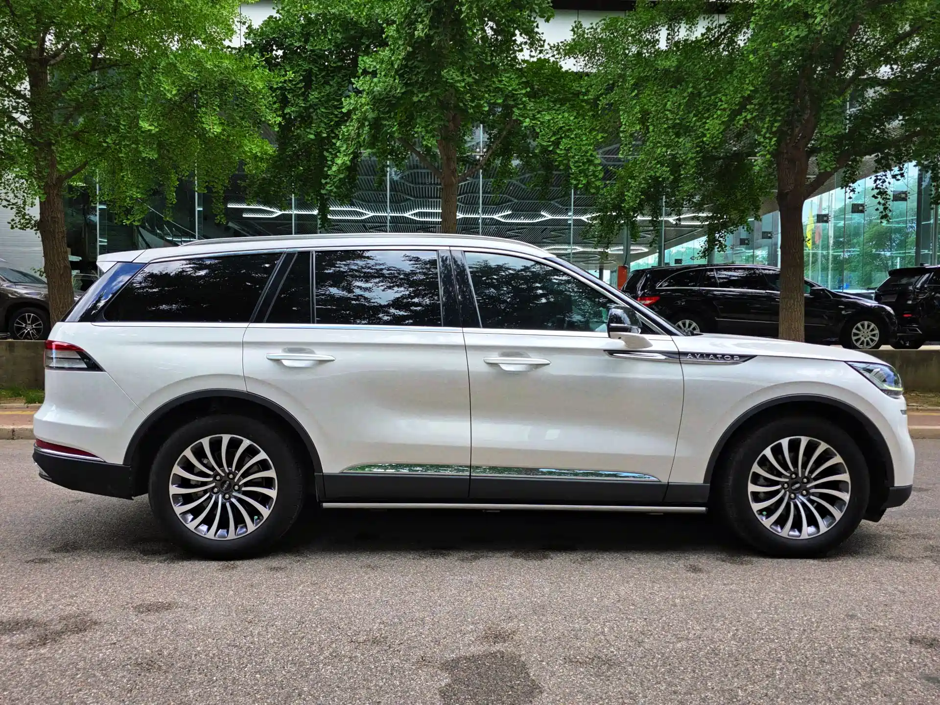 Фото 8 - Lincoln Aviator