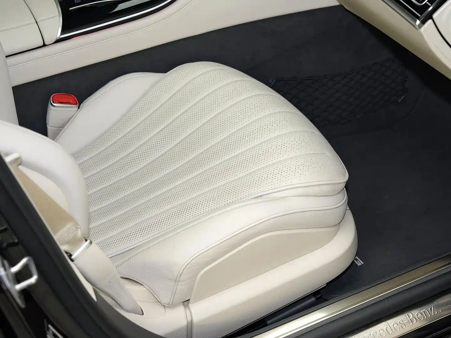 Photo 17 - Mercedes-Benz S-Class
