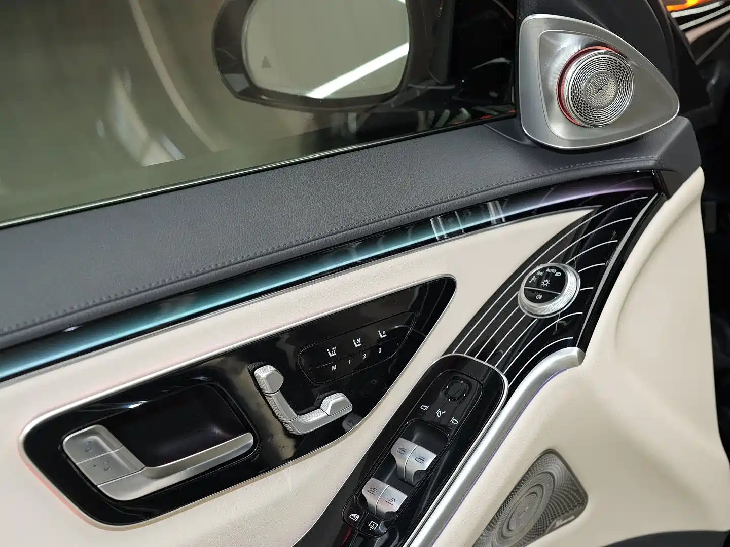 Photo 20 - Mercedes-Benz S-Class