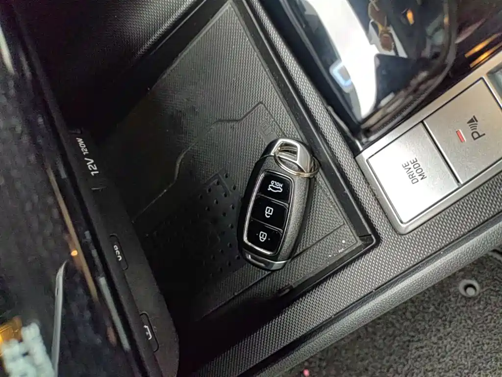Hyundai Elantra 2022 1.5L CVT LUX Premium Edition фото 9