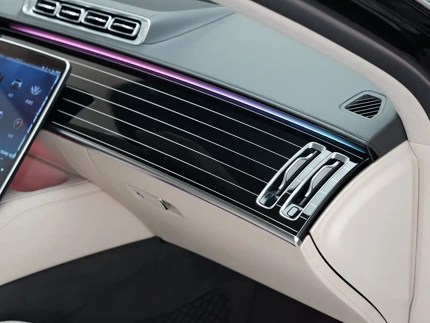 Photo 18 - Mercedes-Benz S-Class