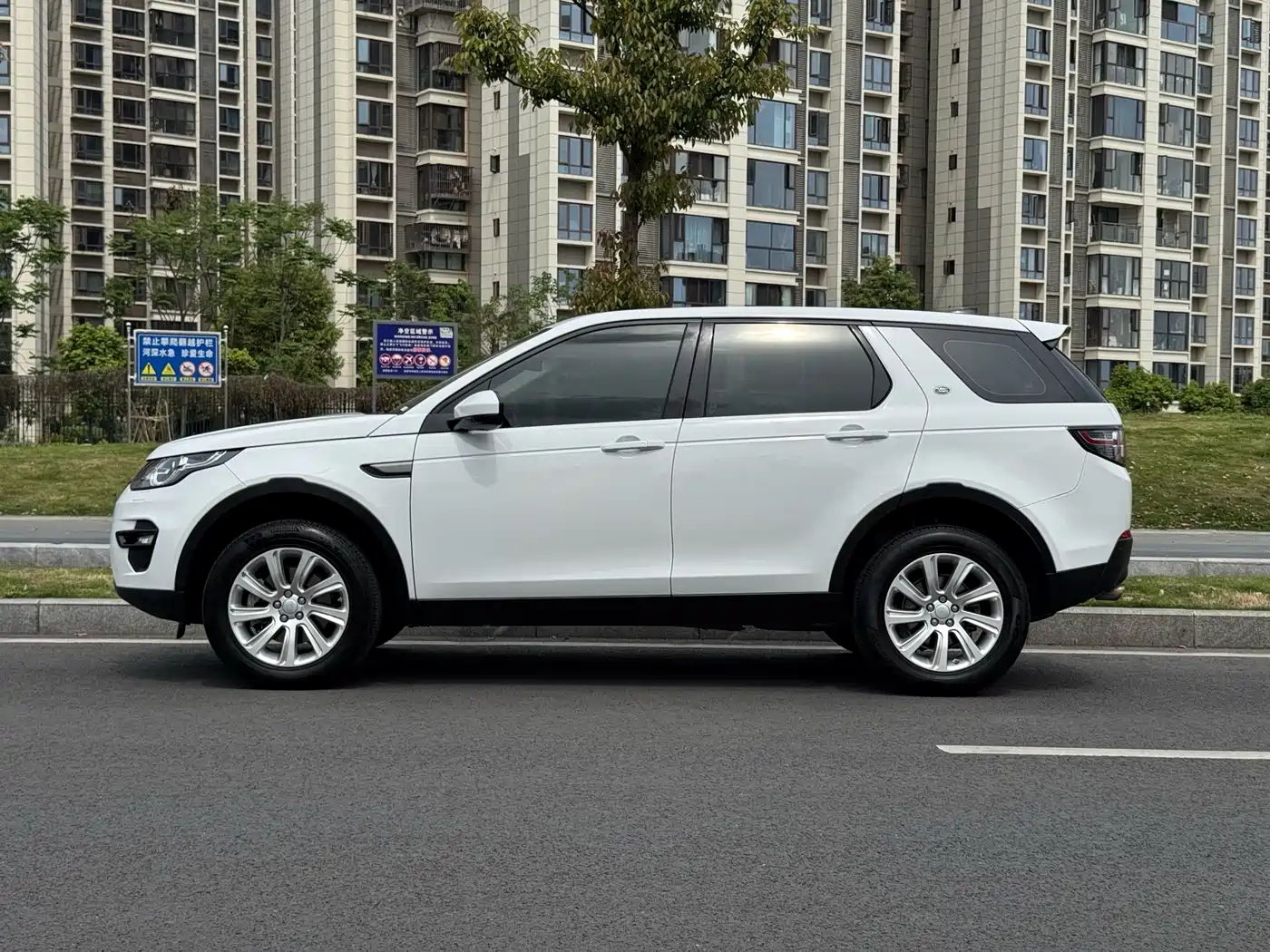 Land Rover Discovery Sport 2017 2.0T SE фото 13