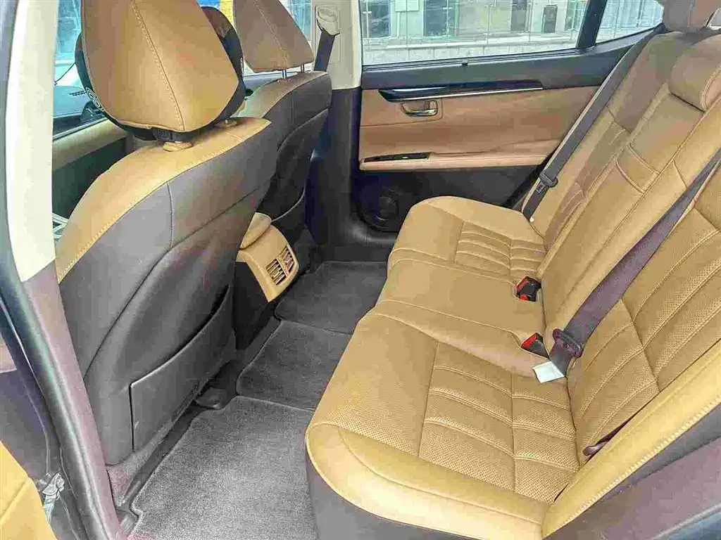 Фото 8 - Lexus ES