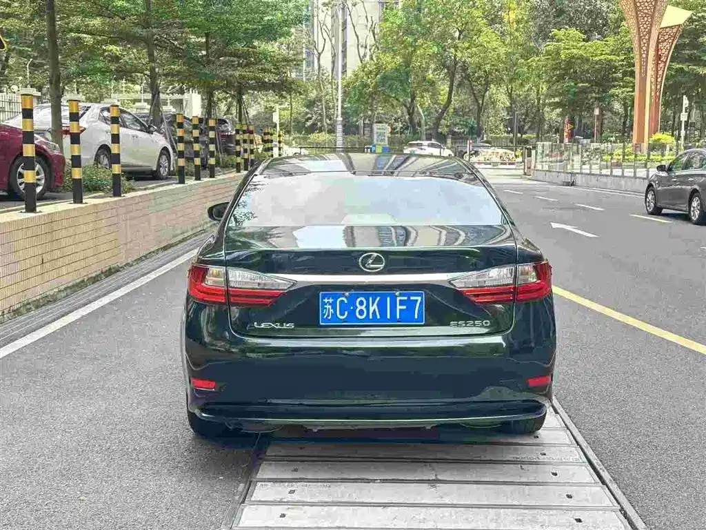 Фото 6 - Lexus ES