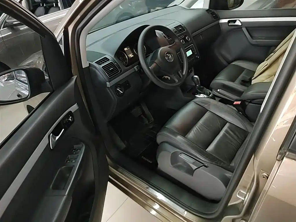 Volkswagen Touran 2015 1.4T DSG Comfort Edition 5-seater фото 16