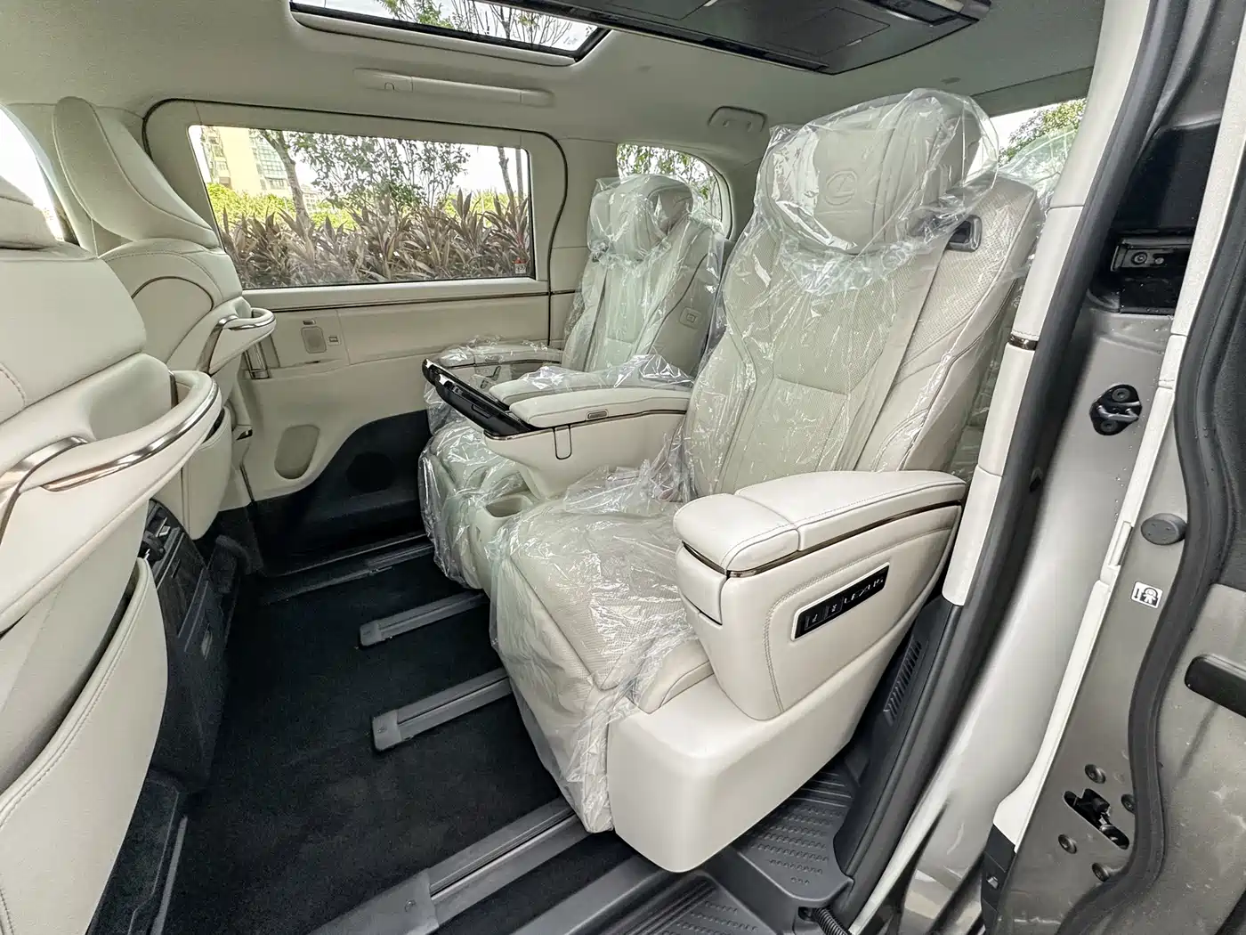 Lexus LM 2025 Model 500h Six-Seater Prestige Edition фото 15