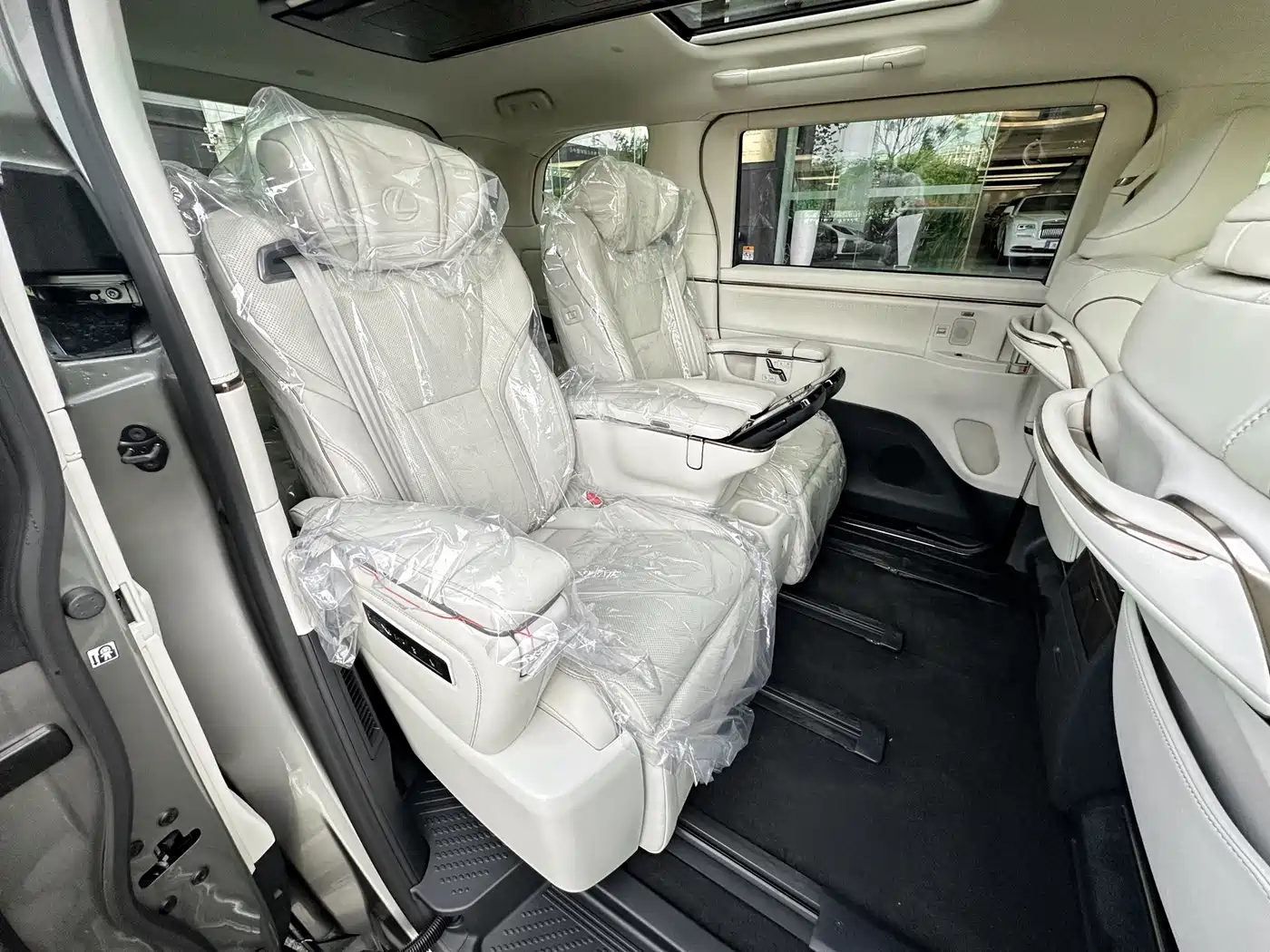 Lexus LM 2025 Model 500h Six-Seater Prestige Edition фото 17