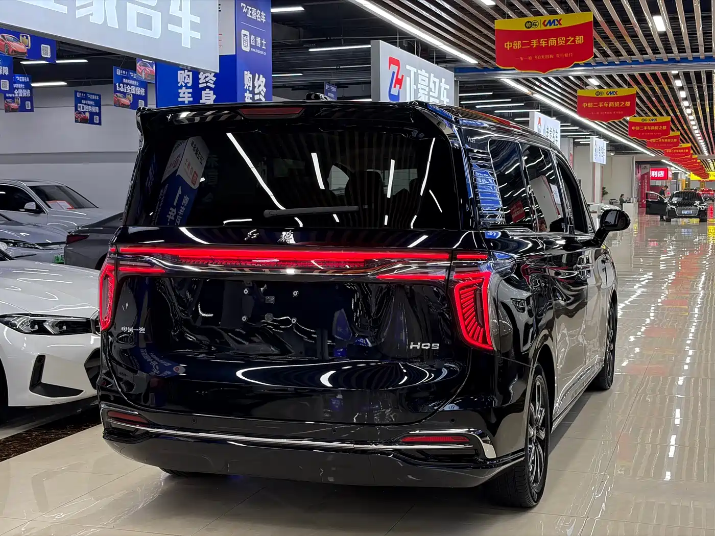 Hongqi HQ9 2023 2.0T Smart Connect Flag Smooth Edition фото 6