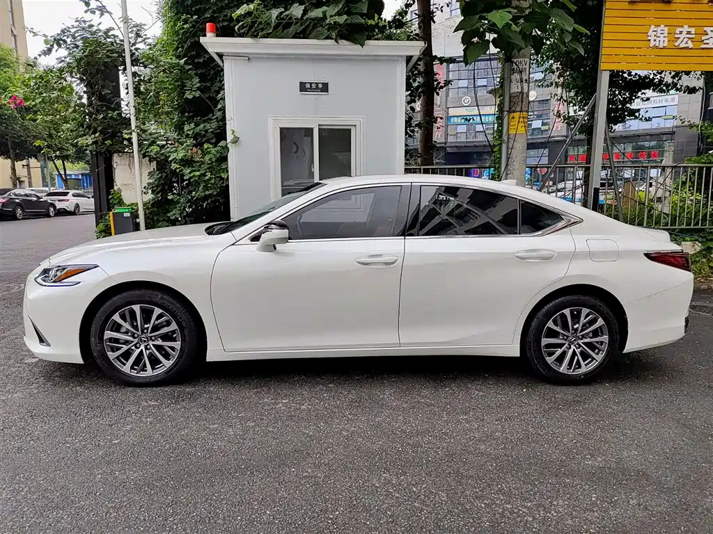 Photo 4 - Lexus ES