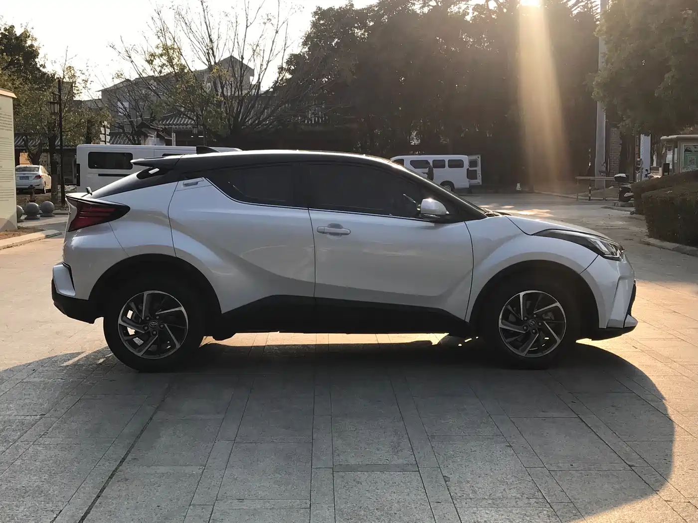 Toyota C-HR 2021 2.0L Luxury Edition фото 4