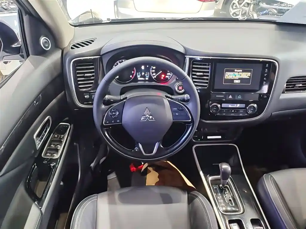 MITSUBISHI OUTLANDER