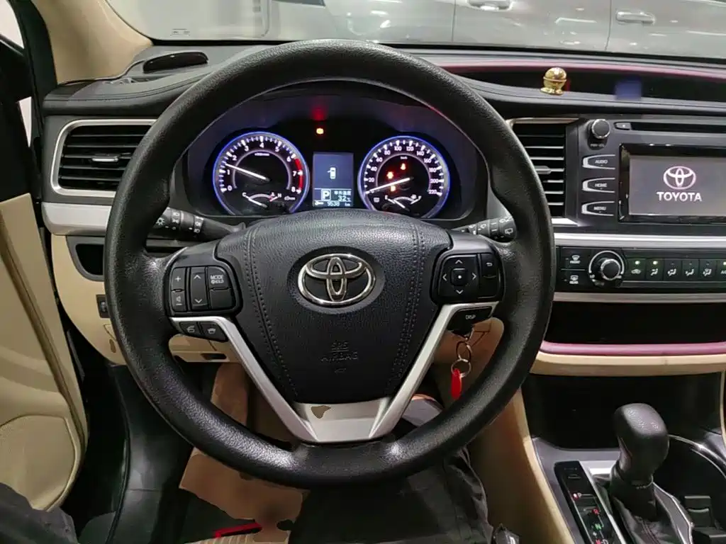 Фото 11 - Toyota Highlander